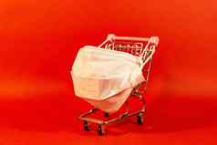 购物篮子保护医疗面具冠状病毒乳胶手套安全在线购物检疫概念红色的背景