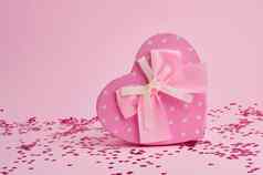 关闭粉红色的礼物盒子形式心弓粉红色的