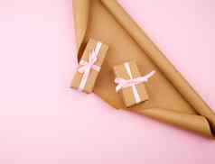 棕色（的）卡夫纸包装礼物盒子系粉红色的丝带