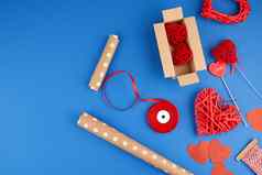 棕色（的）卡夫纸包装礼物盒子红色的丝带红色的心集