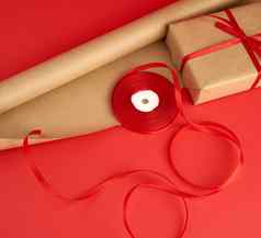 纸包装卷红色的丝带包装礼物