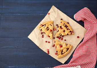三角片烤蔓越莓馅饼棕色（的）纸