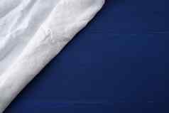 白色厨房纺织毛巾折叠蓝色的木表格
