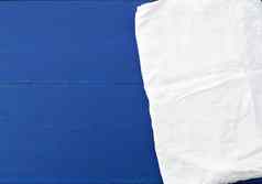白色厨房纺织毛巾折叠蓝色的木表格