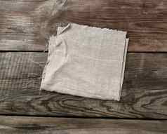 灰色的厨房纺织毛巾折叠灰色的木表格