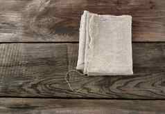 灰色的厨房纺织毛巾折叠灰色的木表格