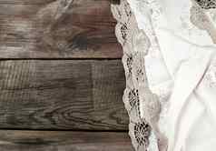 白色厨房纺织花边毛巾折叠灰色的木表格