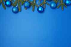 绿色云杉分支机构蓝色的闪亮的圣诞节球蓝色的回来
