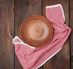 空棕色（的）陶瓷盘子红色的餐巾