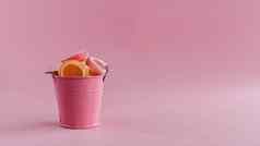 完整的色彩鲜艳的水果果冻糖果粉红色的桶