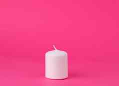 白色蜡蜡烛粉红色的背景