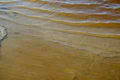 海岸碘化疗愈湖棕色（的）水中间