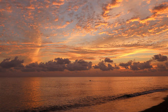 美丽的云海岸线摘要背景激烈的橙色日落天空令人惊异的日出海滩巴厘岛印尼神奇的
