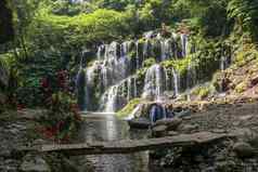 美丽的瀑布banyu瓦纳amertha热带丛林风景优美的岩石风景如画的瀑布级联巴厘岛