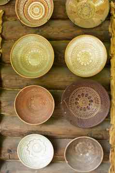 收藏空陶瓷碗乡村背景垂直图像