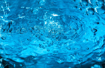 水飞溅特写镜头下降水蓝色的水下降下降
