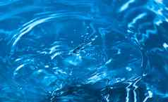 水飞溅特写镜头下降水蓝色的水下降下降