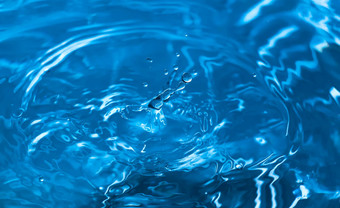 水飞溅特写镜头下<strong>降水</strong>蓝色的水下降下降