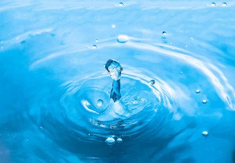 水飞溅特写镜头下<strong>降水</strong>蓝色的水下降下降