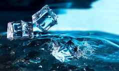 冰多维数据集下降蓝色的水飞溅冰水水分