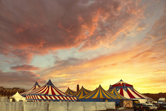 红色的白色马戏团帐篷超过蓝色的主演封面阳光明媚的蓝色的天空云