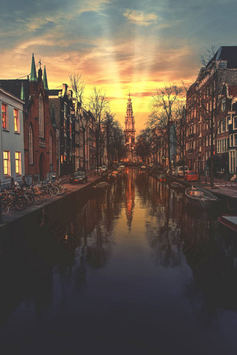 温暖的日落运河阿姆斯特丹反映了平静水荷兰