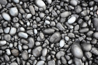 黑色的熔岩鹅卵石海滩