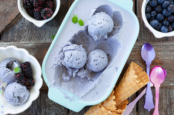 自制的蓝莓冰奶油
