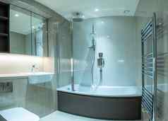 现代浴室公寓淋浴浴平铺的表面