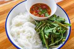 泰国食物前视图大米面条辣椒酱汁辣的服务