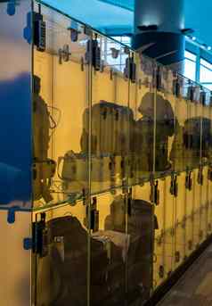 行李存储透明的玻璃盒子机场休息室