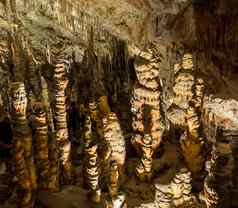 奇怪的岩石形成地下洞穴系统