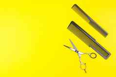 时尚的专业理发师剪刀梳子黄色的背气