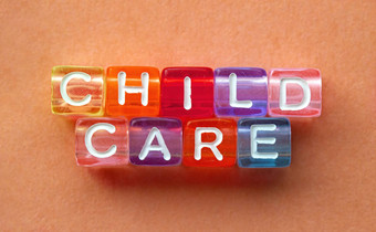孩子护理消息文本色彩斑斓的多维数据集橙色背景