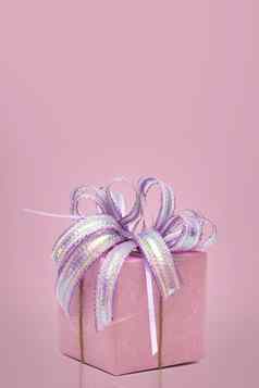 粉红色的礼物盒子丝带复制空间甜蜜的背景