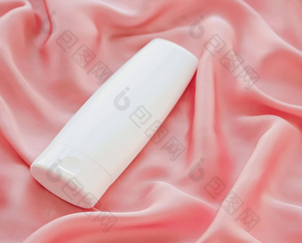 空白标签<strong>化妆品</strong>容器瓶产品模型粉红色的丝绸背景