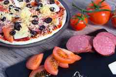 烹饪披萨首页披萨西红柿橄榄奶酪