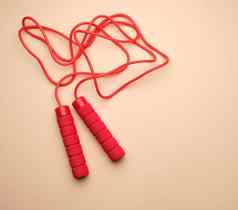 红色的体育绳子跳有氧运动负载米色使用