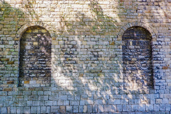 历史传奇砖建筑阻塞拱形窗户