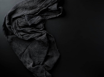 皱巴巴的黑色的纱布织物黑色的背景