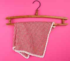 红色的网纹厨房毛巾挂古董木悬挂器
