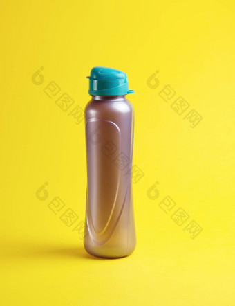 关闭塑料体育瓶黄色的背景