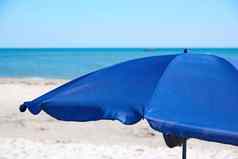 开放蓝色的纺织海滩伞桑迪海滨