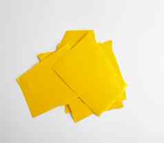 堆栈黄色的纸撕裂块纸白色背景