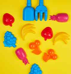 五彩缤纷的塑料玩具水果黄色的背景