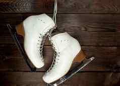 白色皮革女人的溜冰鞋数字滑冰挂指甲