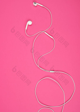 <strong>耳机</strong>白色电缆粉红色的背景