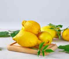 新鲜的成熟的黄色的柠檬成分使夏天