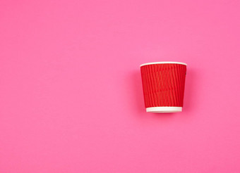 红色的纸杯波纹边缘热饮料