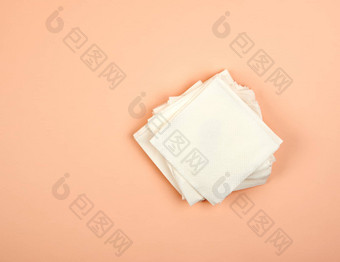 堆栈白色纸餐巾米色背景前视图